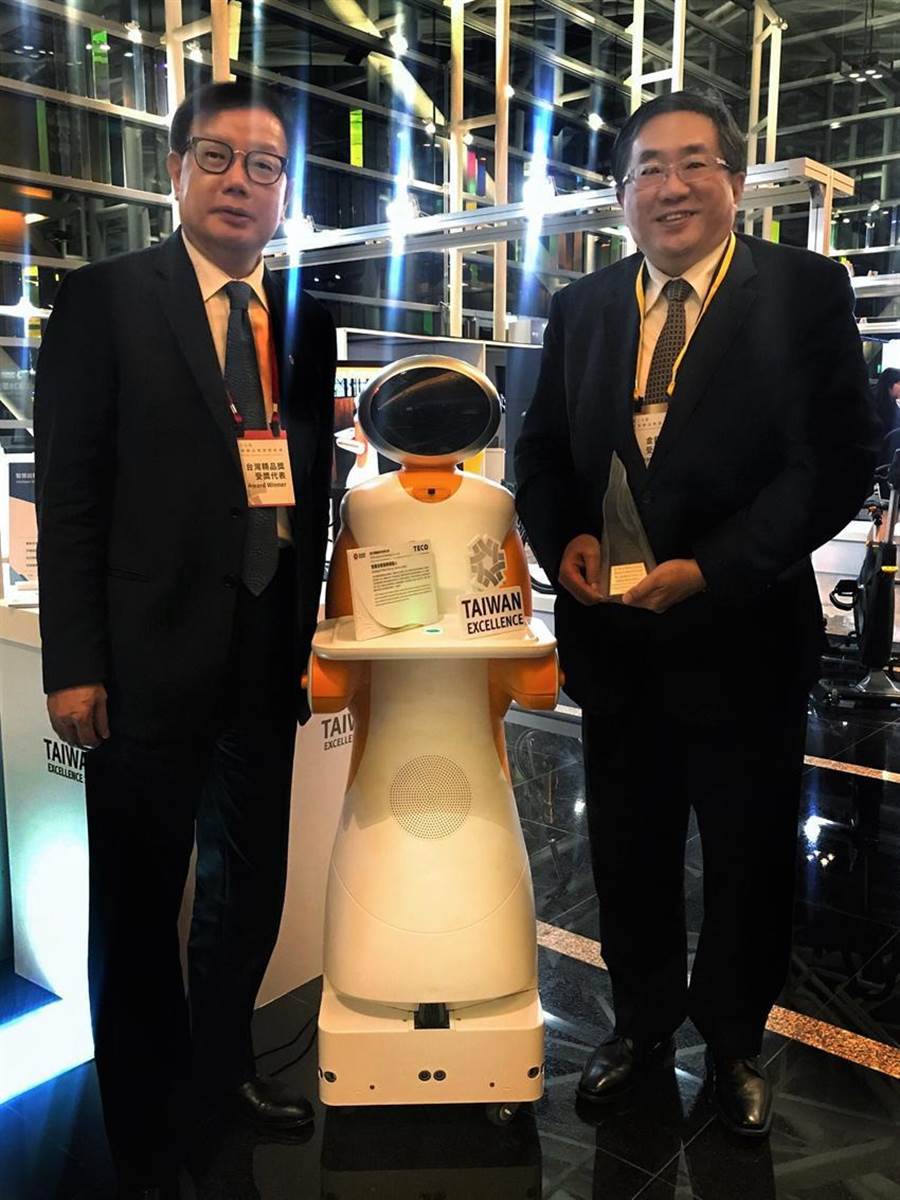 （東元電機自行開發(fā)送餐機器人27日獲頒臺灣精品獎銀質獎，圖右為代理總經理連昭志、左為負責開發(fā)的東元電機自動化暨智能系統(tǒng)事業(yè)部協(xié)理林勝泉。圖／業(yè)者提供）
